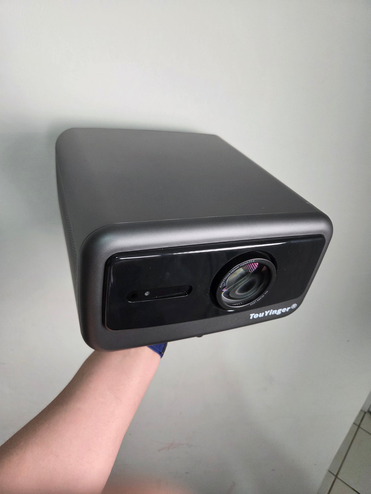 PROJETOR TOUYINGER Q13W 3800 ANSI FULL HD ANDROID 15 PARA JOGOS FUTEBOL E STREAMING